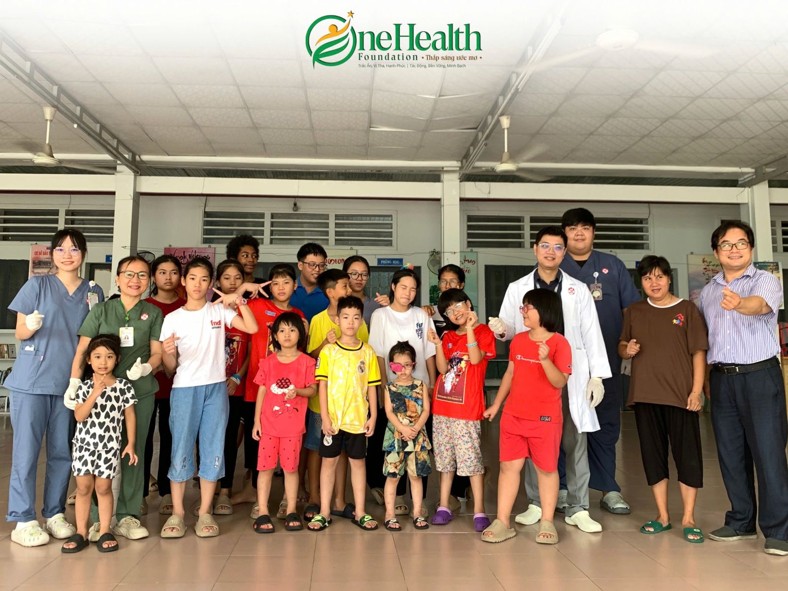 Hoạt động vui chơi cùng các em nhỏ